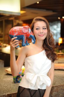 Thai celebrity  Kae Chollada with Elephant Parade's Spider Elephant 