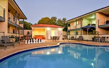 Kalbarri Edge Resort poolside