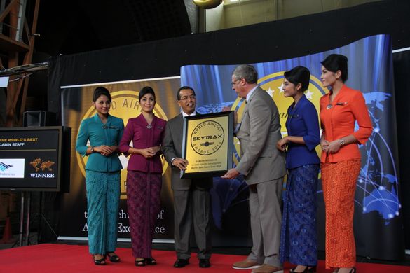 CEO Emirsyah Satar presented with award for 'World's Best Cabin Staff'