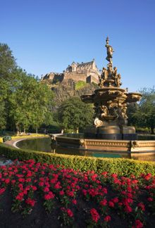 EDINBURGH CASTLE AND THE ROSS FOUNTAIN IN PRINCES STREET