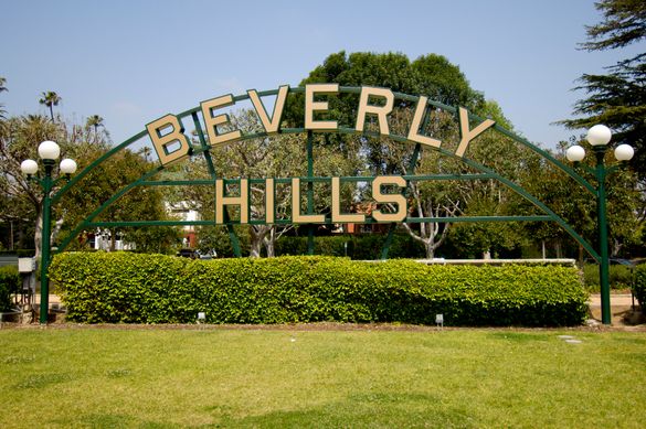 Long Shot Beverly Hills Sign  Daytime