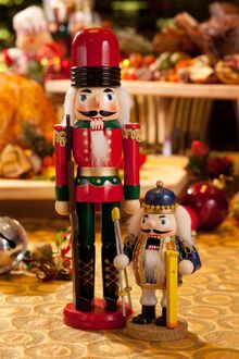 Live carving of Xmas Turkey, adorable Nutcracker theme figurines, winter spices macaroon tower and violet chocolate fountain wil