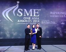 Ms Juliana Ong, Director of HR, receiving the “He Xie” Special Award