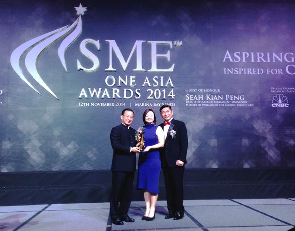 Ms Juliana Ong, Director of HR, receiving the “He Xie” Special Award