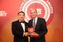 Mr. Andreas Trauttmansdorff (right), General Manager of The Westin Bund Center Shanghai receiving the award.