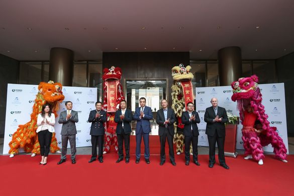 [L to R] Vice President of Sales and Marketing for Starwood Hotels and Resorts Greater China Wendy Huang, Vice President of  Fin