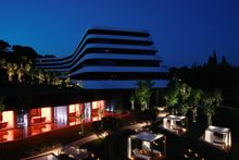 Hotel Lone at night