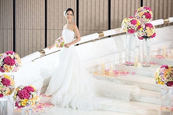 InterContinental Hong Kong - Bride Making a Grand Entrance at the hotel's Iconic White Marble Staircase
