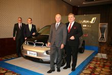 (from left to right) Harald Mayer, Head of Corporate and Used Car Sales BMW Brilliance Automotive, Carsten Seubert, Hotel Manage