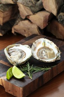 Bélon oysters with condiments 