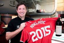 Robbie Fowler holding Adelaide 2015 shirt