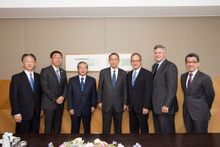 都喜国际和王子酒店高层管理人员在东京丰岛区的王子酒店会晤 从左到右依次为： -	Takashi Hagiwara — 王子酒店有限公司业务战略部（酒店发展）总经理 -	Kiyohisa Tokunaga — 王子酒店有限公司企业销售部总监 -	Koga S