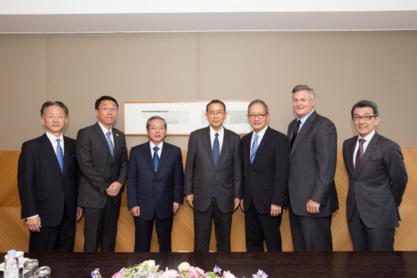 都喜国际和王子酒店高层管理人员在东京丰岛区的王子酒店会晤 从左到右依次为： -	Takashi Hagiwara — 王子酒店有限公司业务战略部（酒店发展）总经理 -	Kiyohisa Tokunaga — 王子酒店有限公司企业销售部总监 -	Koga S