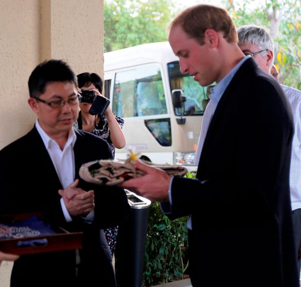 Anantara Xishuangbanna GM, Eugene Hendricks presents Prince William with a gift upon arrival Anantara Xishuangbanna GM, Eugene Hendricks presents Prince William with a gift upon arrival