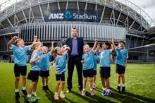 Former Socceroo Brett Emerton with local juniors from Thornleigh West Public School