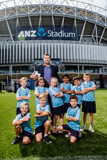 Former Socceroo Brett Emerton with local juniors from Thornleigh West Public School