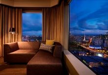 Luxurious Grand Suites offer sweeping 180 degree city or bay side views 