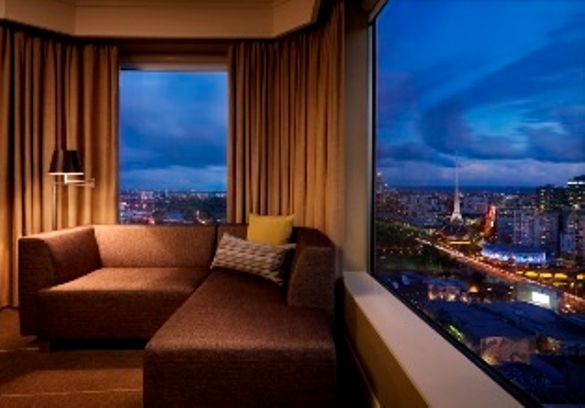Luxurious Grand Suites offer sweeping 180 degree city or bay side views Luxurious Grand Suites offer sweeping 180 degree city or bay side views