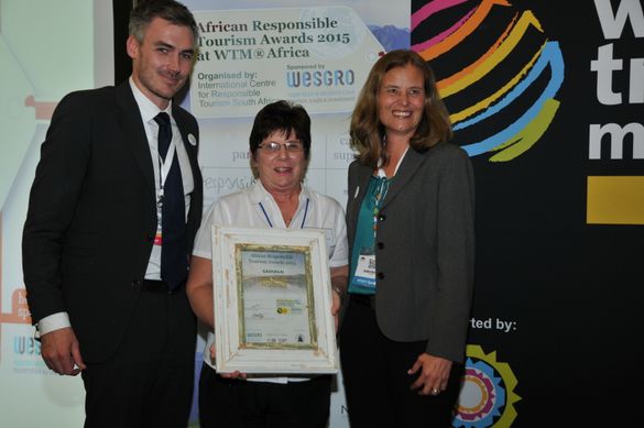 RT Africa 2015 Overall winner Glenda Kitley(middle) with Wesgro CEO Tim Harris and Heidi van der Watt ,MD for Better Tourism Afr