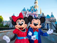 MICKEY AND MINNIE DAZZLE IN NEW COSTUMES FOR DIAMOND CELEBRATION 