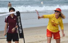 Sudirman Cup 2017 hopeful Queensland's Wendy Chen practices some beach moves with a local lifeguard to mark the two year countdo