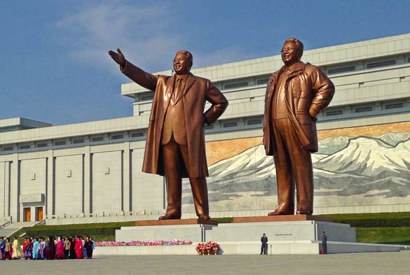 2 leaders statues
