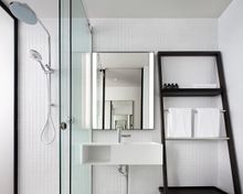 Little National - hotel bathroom