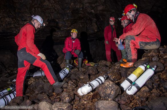 Cavers' support team during the dive Cavers' support team during the dive