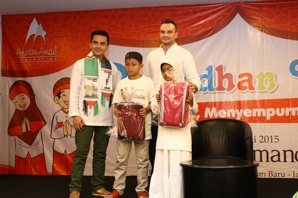 grandkemang - breakfasting with orphans