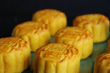 Yan Toh Heen - Custard Cream & Gold Dust Moon Cakes