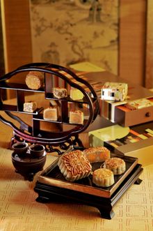 Yan Toh Heen -Homemade Moon Cake Selection (v)