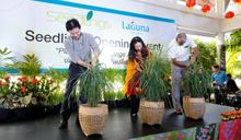 Ceremonial Wild Rice Cutting. From left to right: Mr. David Seet, Senior Assistant Vice President, Resort Operations, Laguna Res