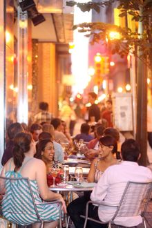 Top off your day by unwinding outdoors for drinks with friends while enjoying the atmosphere of the bustling nightlife. 