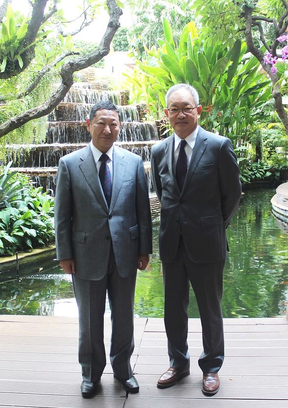 Mr Chanin Donavanik (right) welcomed Mr Takashi Goto, President of Seibu Holdings, at the Dusit Thani Bangkok during his recent 