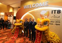 Lion dance to mark the opening of ITB Asia 2015 (L to R): Guest of Honour Mr S Iswaran, Minister for Trade and Industry (Industr