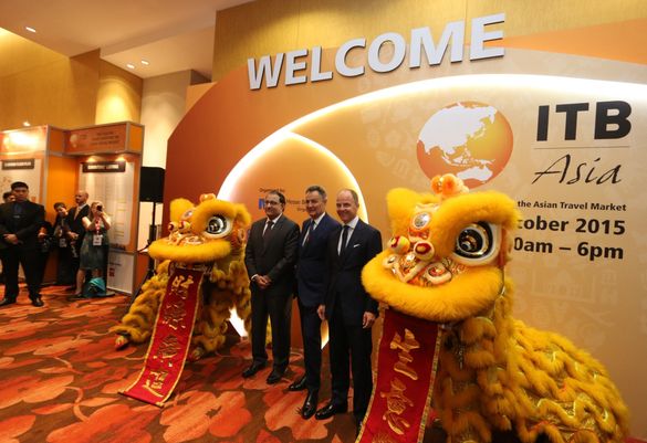 Lion dance to mark the opening of ITB Asia 2015 (L to R): Guest of Honour Mr S Iswaran, Minister for Trade and Industry (Industr