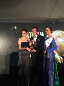 Ilan Weill, General Manager of Grand Hyatt Melbourne accepts the award.