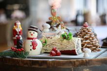 Grand Hyatt Macau Lobby Lounger Christmas cakes 