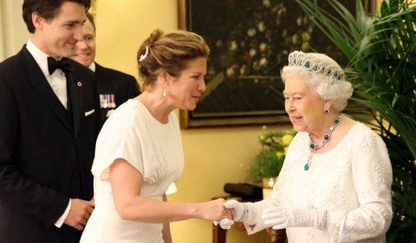 The Queen greeting Justin Trudeau and wife Sophie Grégoire-Trudeau at the CHOGM 2015 Dinner