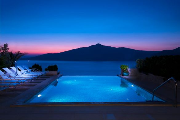 Kotti Evi at night