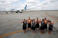 Air New Zealand flight NZ28 arrives in Houston to a kapa haka performance.