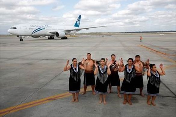 Air New Zealand flight NZ28 arrives in Houston to a kapa haka performance.