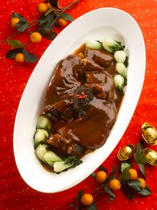 Braised Pork Knuckle with Black Moss