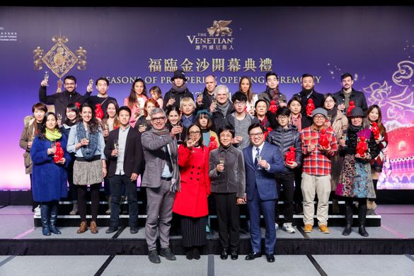 All 25 local artists from “Anno Simius” as well as Dr. Wilfred Wong, President of Sands China Ltd.(right) and Maria Helena de Se All 25 local artists from “Anno Simius” as well as Dr. Wilfred Wong, President of Sands China Ltd.(right) and Maria Helena de Se