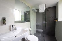 Best Western Haven Glebe queen bathroom