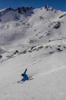 Snowboarder carves up The Remarkables – Photo credit:  www.nzski.com