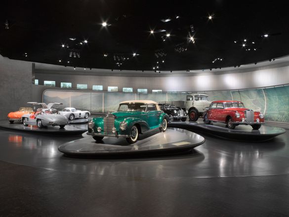 Mercedes-Benz Museum - Legend 4