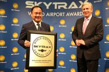 General Manager of Crowne Plaza Changi Airport, Mr Sunshine Wong (left) receiving the World's Best Airport Hotel award from Skyt