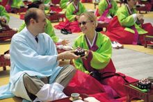Tourists try traditional Korean dress