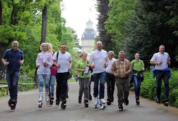 Kangoo Jumping ist ein sanftes Ausdauer- und Muskeltraining und eignet sich für Aktive von 8 bis 80 Jahren. Kangoo Jumping ist ein sanftes Ausdauer- und Muskeltraining und eignet sich für Aktive von 8 bis 80 Jahren.